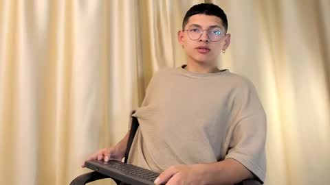 Snapshot of a_lejandro_08 chatting on January 2025 04:04:02 AM alejo online show from January 2025 04:04:02 AM