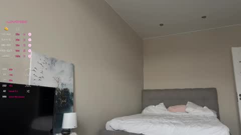 Snapshot of a_p_p_l_e chatting on October 2025 08:37:02 AM Mila and Jess online show from October 2025 08:37:02 AM