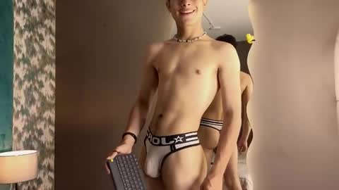 Aaron Ezequiel online show from October 2025 10:10:01 PM