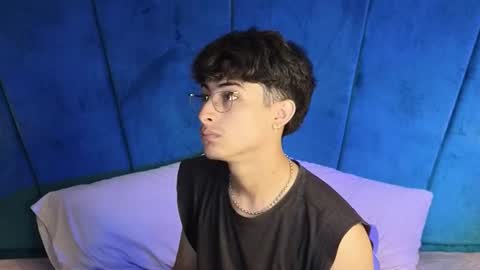 Aaron Ezequiel online show from October 2025 08:42:01 PM