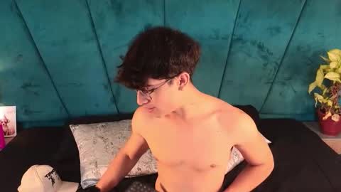Aaron Ezequiel online show from May 2026 06:35:01 PM