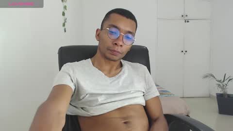 Snapshot of aaronblack1_ chatting on January 2025 02:04:01 AM Heyy my name is Aaron online show from January 2025 02:04:01 AM