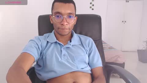 Snapshot of aaronblack1_ chatting on January 2025 05:04:02 PM Heyy my name is Aaron online show from January 2025 05:04:02 PM