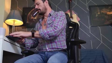 Aaron online show from November 2025 04:33:02 AM