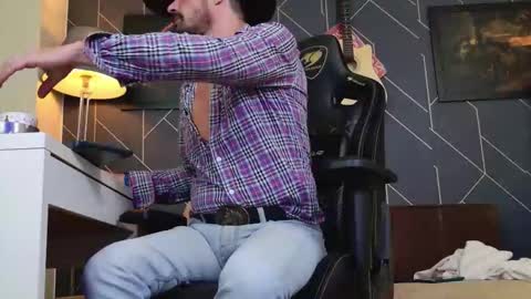 Aaron online show from December 2025 07:53:02 PM