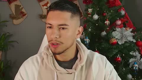 Snapshot of aaronfox_ chatting on December 2024 08:40:01 PM AARON online show from December 2024 08:40:01 PM