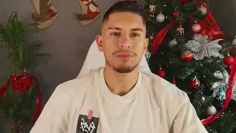 Snapshot of aaronfox_ chatting on December 2024 08:01:02 PM AARON online show from December 2024 08:01:02 PM