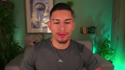 Snapshot of aaronfox_ chatting on March 2025 10:04:01 AM AARON online show from March 2025 10:04:01 AM