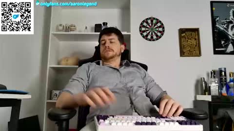 Snapshot of aaronlegend chatting on November 2025 09:15:01 PM Aaron online show from November 2025 09:15:01 PM