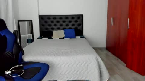 Independence model AbelAsburgo online show from December 2024 05:23:01 AM