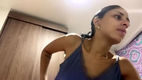 abrilsantosxo online show from June 2026 11:41:01 AM