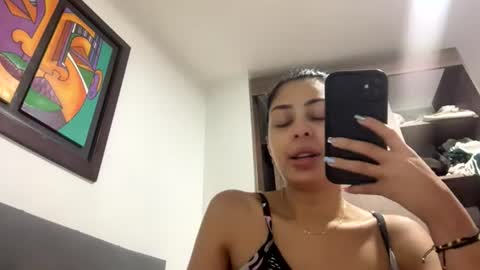 abrilsantosxo online show from June 2026 12:31:02 PM