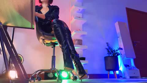 Snapshot of addictsqueen chatting on April 2026 05:05:01 AM ADDICTION online show from April 2026 05:05:01 AM