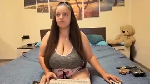 Adellineee online show from June 2026 08:33:02 PM