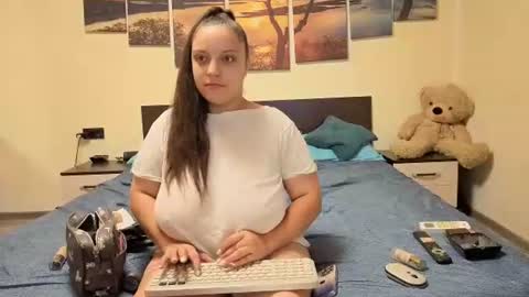 Adellineee online show from June 2026 08:39:02 PM