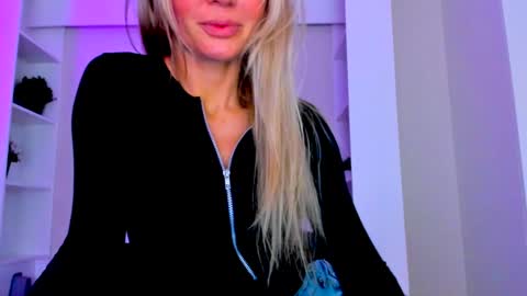 Snapshot of adriana_coy_ chatting on February 2025 09:19:01 PM Adriana online show from February 2025 09:19:01 PM