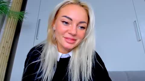 Adriana online show from October 2025 04:06:02 PM