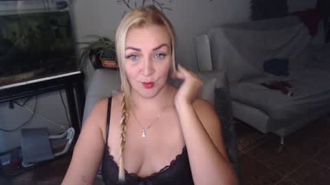 Snapshot of adrianapdes chatting on January 2025 11:56:02 AM Adriana Paredes online show from January 2025 11:56:02 AM