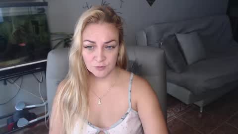 Snapshot of adrianapdes chatting on February 2025 12:59:01 PM Adriana Paredes online show from February 2025 12:59:01 PM