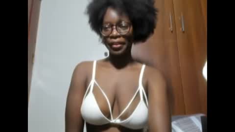 Snapshot of afro_pop chatting on December 2024 12:19:02 AM Leah online show from December 2024 12:19:02 AM