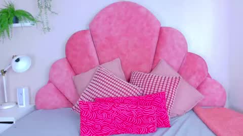 Snapshot of ahslyevans__ chatting on May 2026 06:39:01 PM AHSLY online show from May 2026 06:39:01 PM
