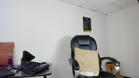 Snapshot of aisha_hotts777 chatting on December 2025 05:02:02 AM Aisha online show from December 2025 05:02:02 AM