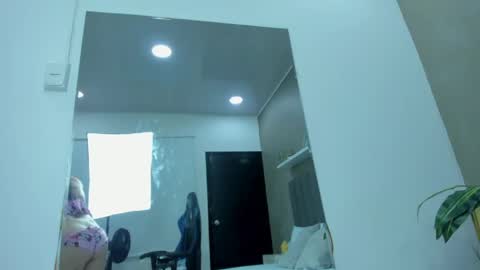Snapshot of aixa_lopezz_ chatting on April 2026 02:03:02 AM A I X A online show from April 2026 02:03:02 AM