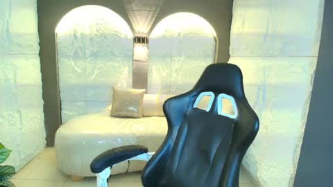 Snapshot of aleja_r_ chatting on July 2026 07:33:02 PM Aleja online show from July 2026 07:33:02 PM