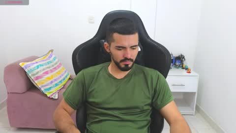 alejandroo_7 online show from February 2026 06:25:01 PM