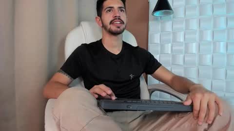 Snapshot of alejandrostorm chatting on October 2025 08:33:01 PM Alejo online show from October 2025 08:33:01 PM