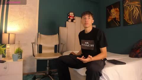 Snapshot of alessandro_dybala chatting on January 2025 01:07:01 PM Alessandro Dybala online show from January 2025 01:07:01 PM