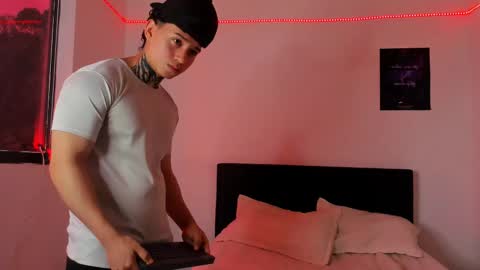 Snapshot of alessandro_wolf chatting on February 2025 03:31:02 PM Alessandro online show from February 2025 03:31:02 PM