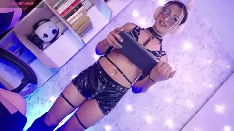 alexaavandercloude online show from May 2026 09:12:02 PM