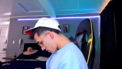 alexgiraldo__ online show from October 2025 04:02:01 PM