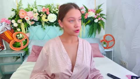 Snapshot of alice_charmy chatting on September 2025 06:18:02 AM Alice in Wonderland online show from September 2025 06:18:02 AM