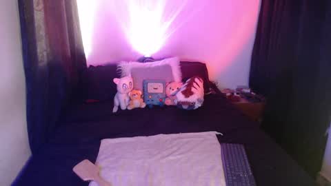 alice_m00nn online show from December 2024 12:00:02 PM