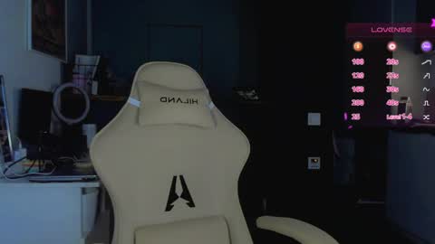 Snapshot of alice_wander chatting on April 2026 04:17:02 AM Alice online show from April 2026 04:17:02 AM