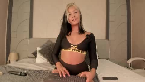 alicee_clark_ online show from June 2026 11:43:01 AM