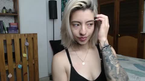 alicee_logan_ online show from April 2026 02:53:01 AM