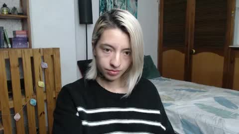 alicee_logan_ online show from May 2026 01:44:01 AM