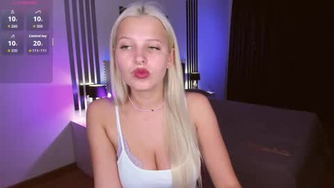 Snapshot of alicefreman chatting on November 2025 10:06:02 AM Alice online show from November 2025 10:06:02 AM