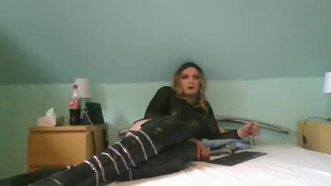 Snapshot of alicesissx13 chatting on October 2025 11:44:02 AM Alice online show from October 2025 11:44:02 AM