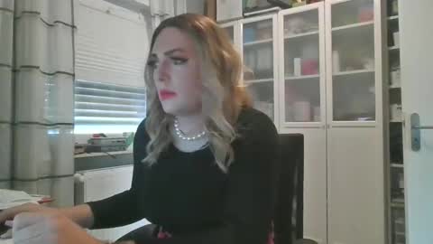 Snapshot of alicesissx13 chatting on October 2025 11:23:02 AM Alice online show from October 2025 11:23:02 AM