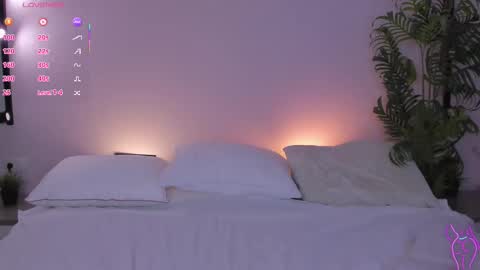 Mia online show from October 2025 02:01:01 AM