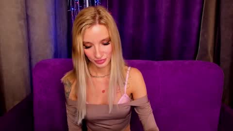 Snapshot of alina_lovelyx chatting on February 2025 01:58:02 AM Alina online show from February 2025 01:58:02 AM