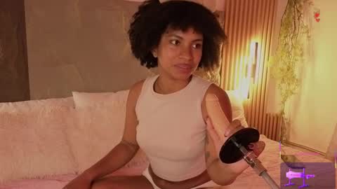 Mia online show from November 2025 09:42:02 PM