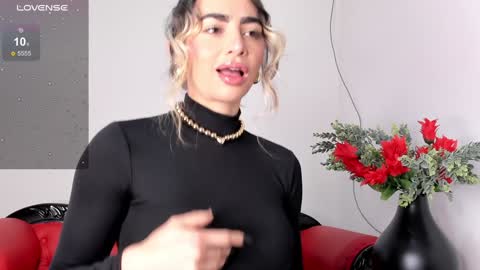 Snapshot of alissondomit chatting on December 2024 01:00:01 PM Alisson Domit online show from December 2024 01:00:01 PM