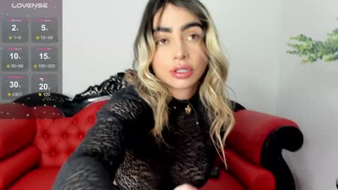 Snapshot of alissondomit chatting on December 2024 05:07:02 PM Alisson Domit online show from December 2024 05:07:02 PM