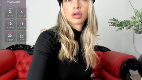 Snapshot of alissondomit chatting on December 2024 01:52:02 PM Alisson Domit online show from December 2024 01:52:02 PM