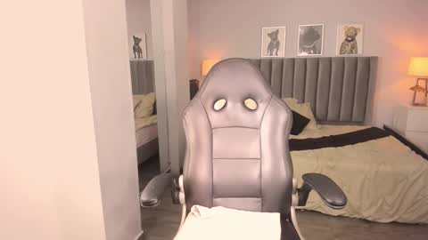 alix_18 online show from September 2025 11:23:02 AM